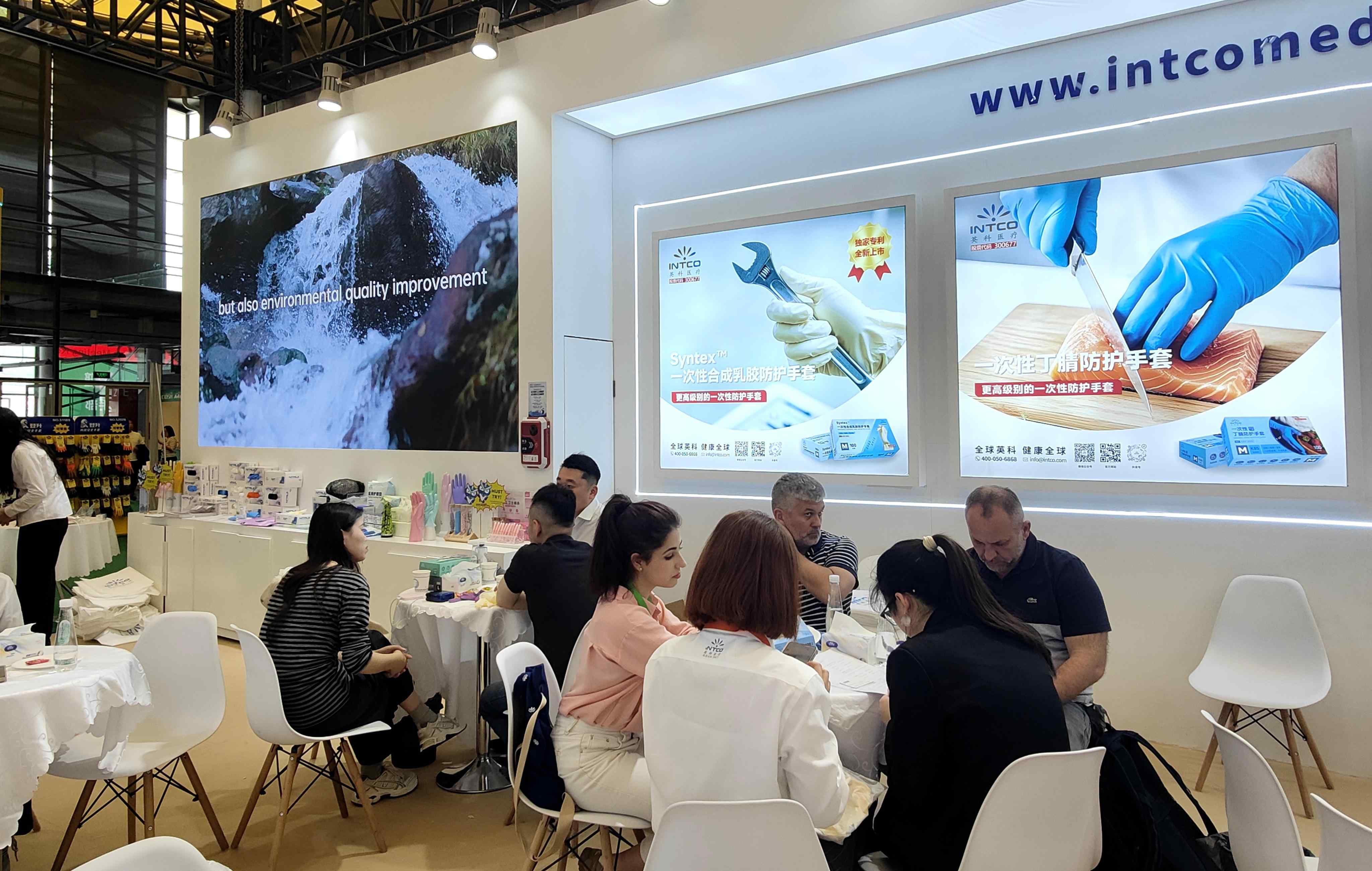 比分365医疗精心打造了食品餐饮、无尘干净、尝试造药、工业防护四大主题展区